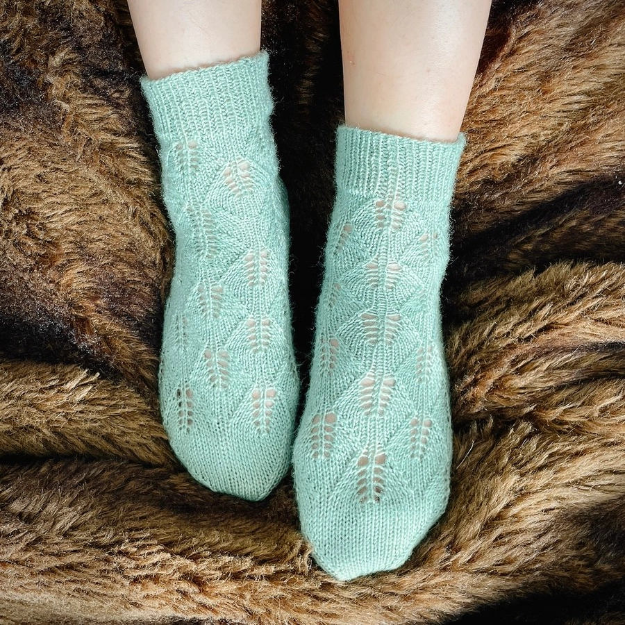 Lace leaves socks