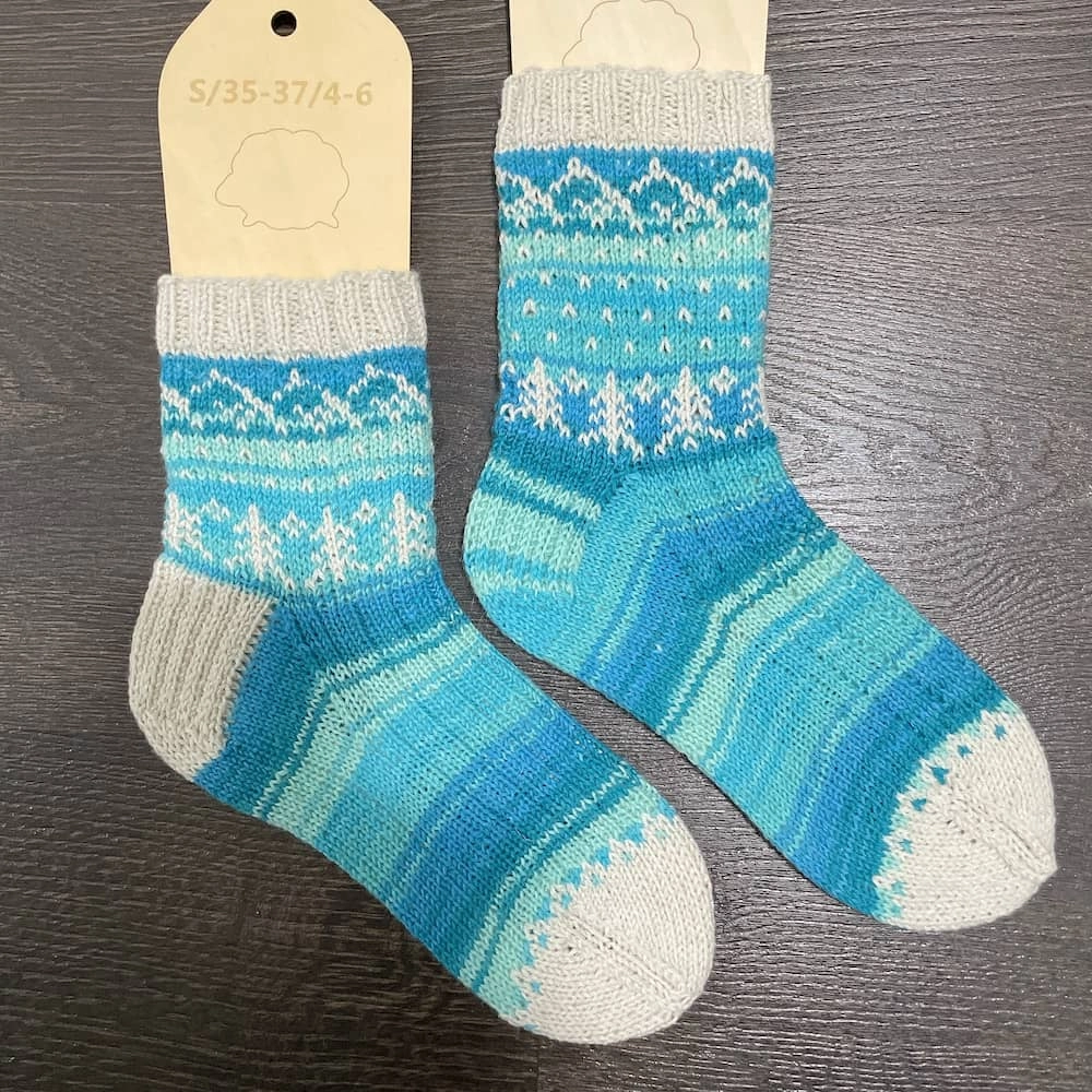Figure 1: Left sock: Using CC as heel; shorter leg with less chart repeat /n Right sock (final ver.): Continue with MC as heel; longer leg with more repeat