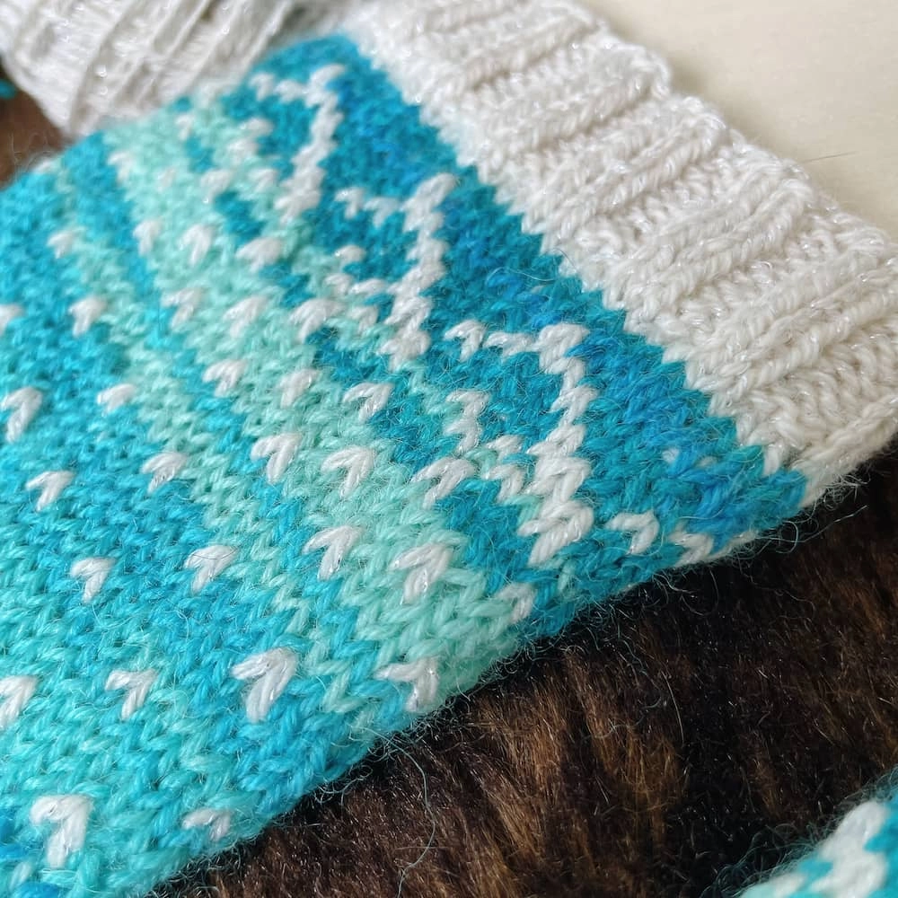 Figure 2: Very subtle sparkle in the white CC yarn